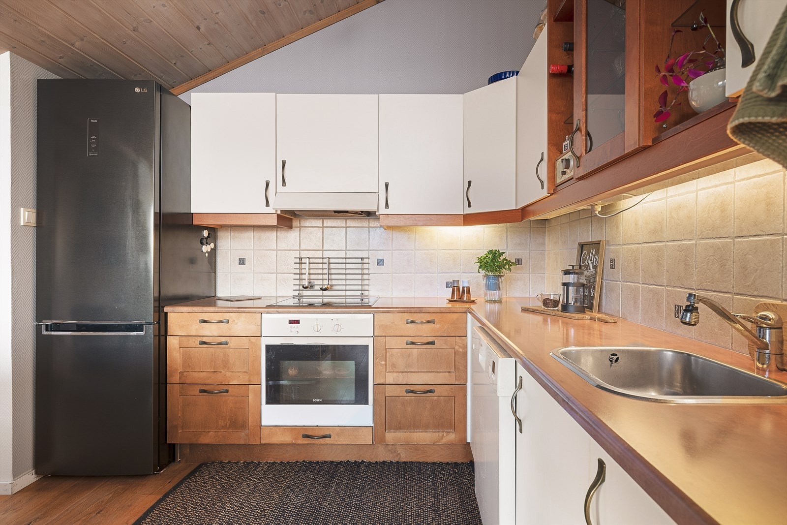 Innredningen har både over- og underskap med benkeskapsbelysning og stikkontakter over kjøkkenbenk. Galleribilde