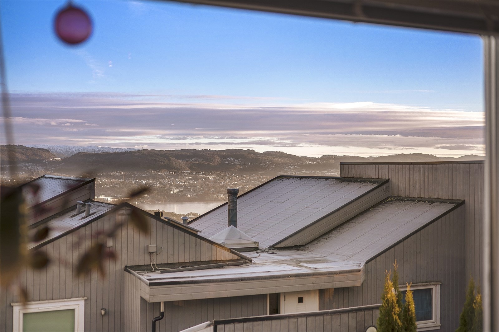 Beliggenheten gir en fin kombinasjon av nærhet til både fjell, sjø og byliv. Galleribilde