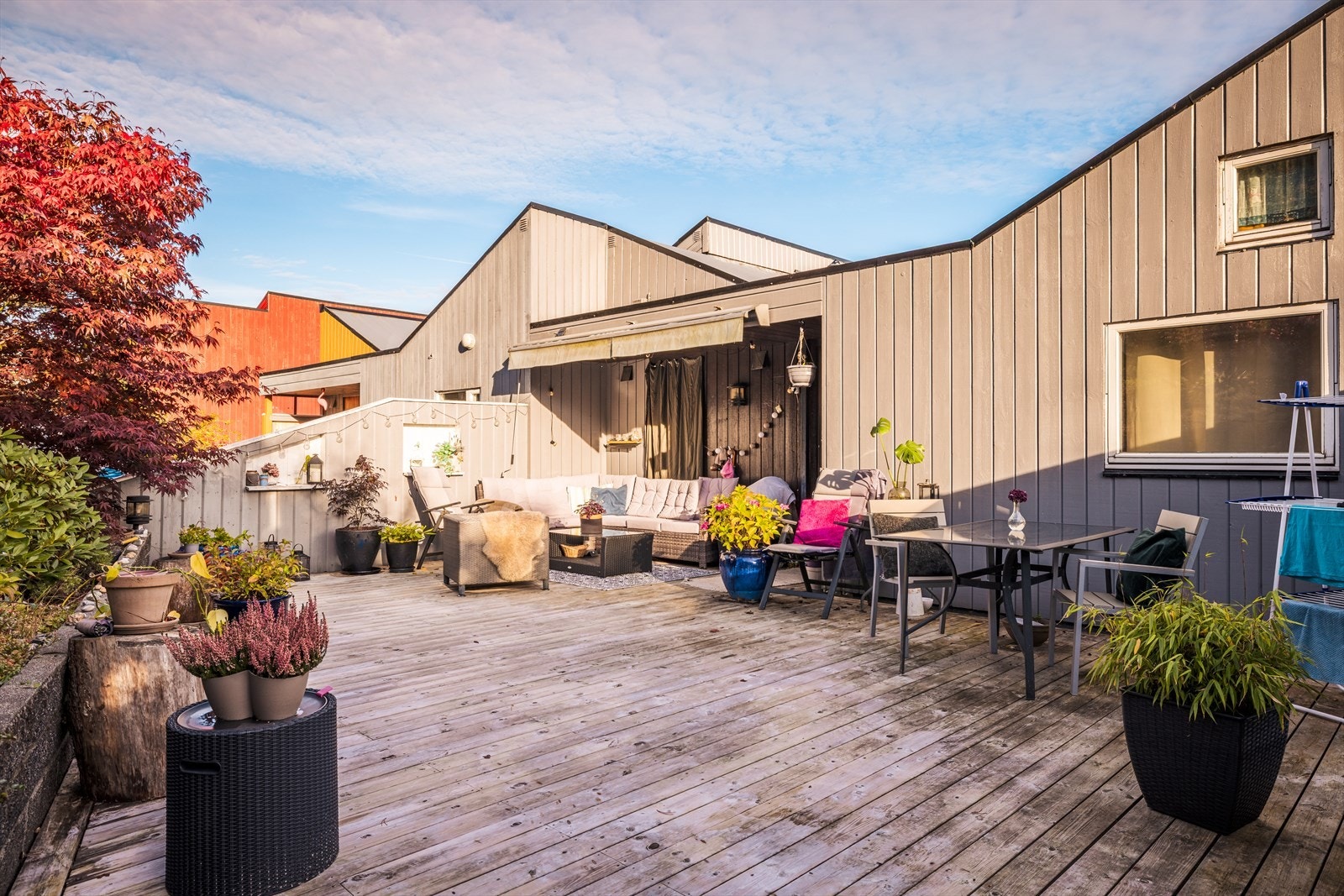 Den herlige, skjermede uteplassen på baksiden av boligen inviterer til avslapning og hyggelige stunder utendørs. Galleribilde