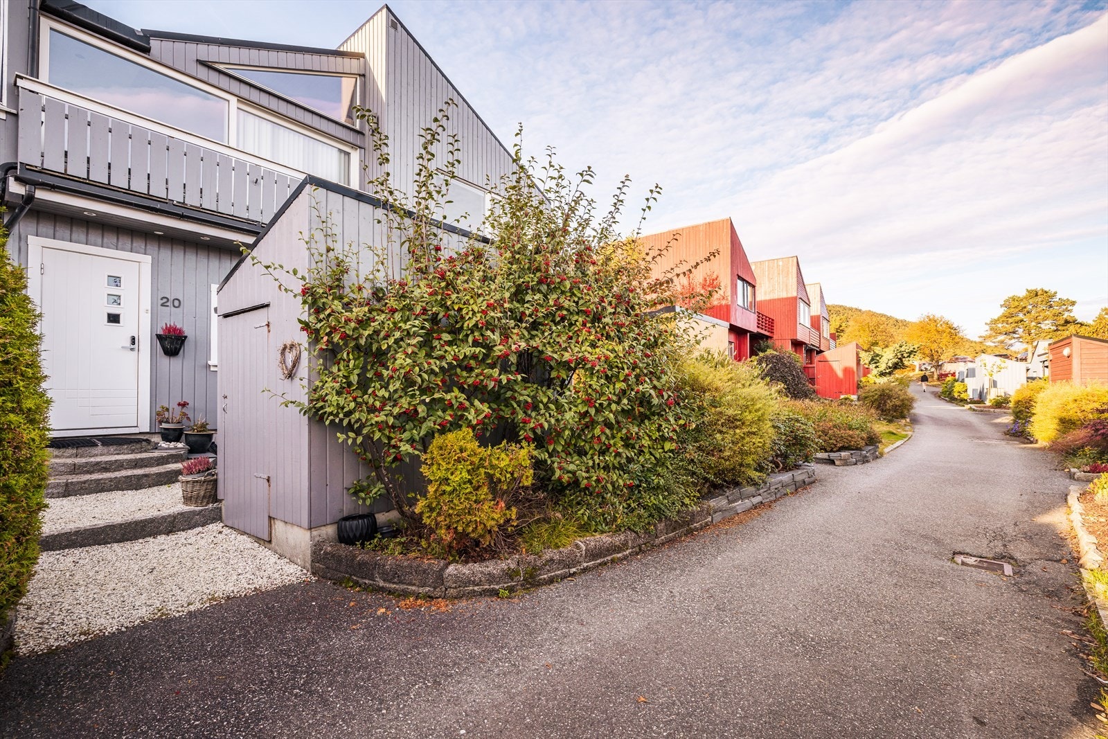 Tilhørende boligen er en praktisk utvendig bod og parkeringsplass i felles garasje. Galleribilde