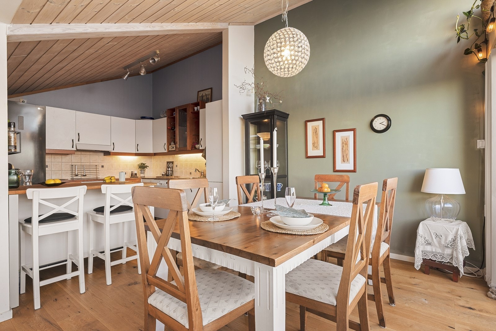 Kjøkkenet har en åpen og sosial løsning mot stuen. Galleribilde