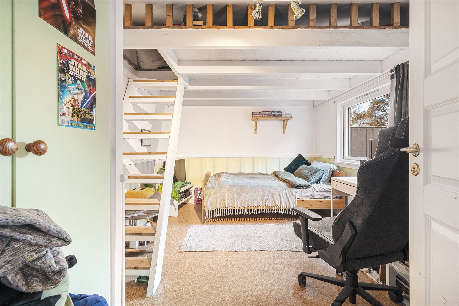 Det er et soverom beliggende i hjemmets første etasje. Galleribilde