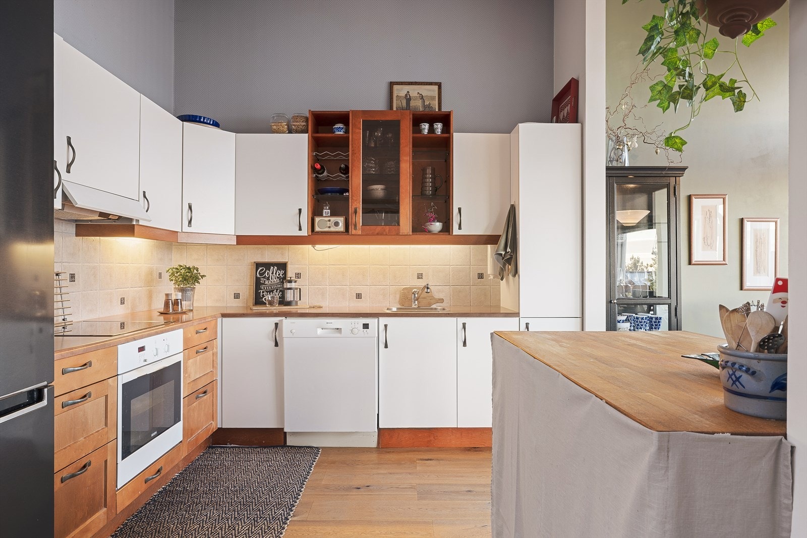 Innredningen er fra 2002 med profilerte fronter og laminat benkeplate. Galleribilde