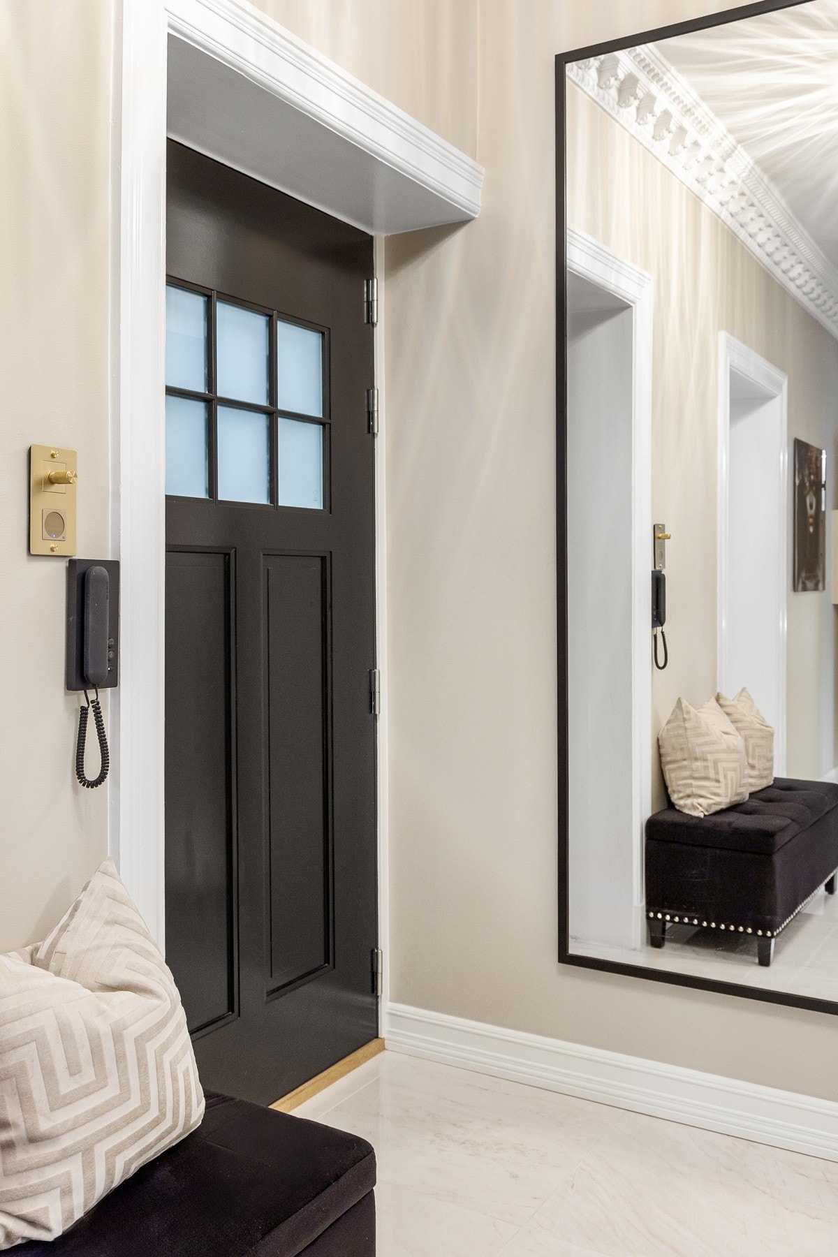 Romslig entré som gir et godt førsteinntrykk, med klassiske detaljer og et moderne, stilrent uttrykk. Galleribilde