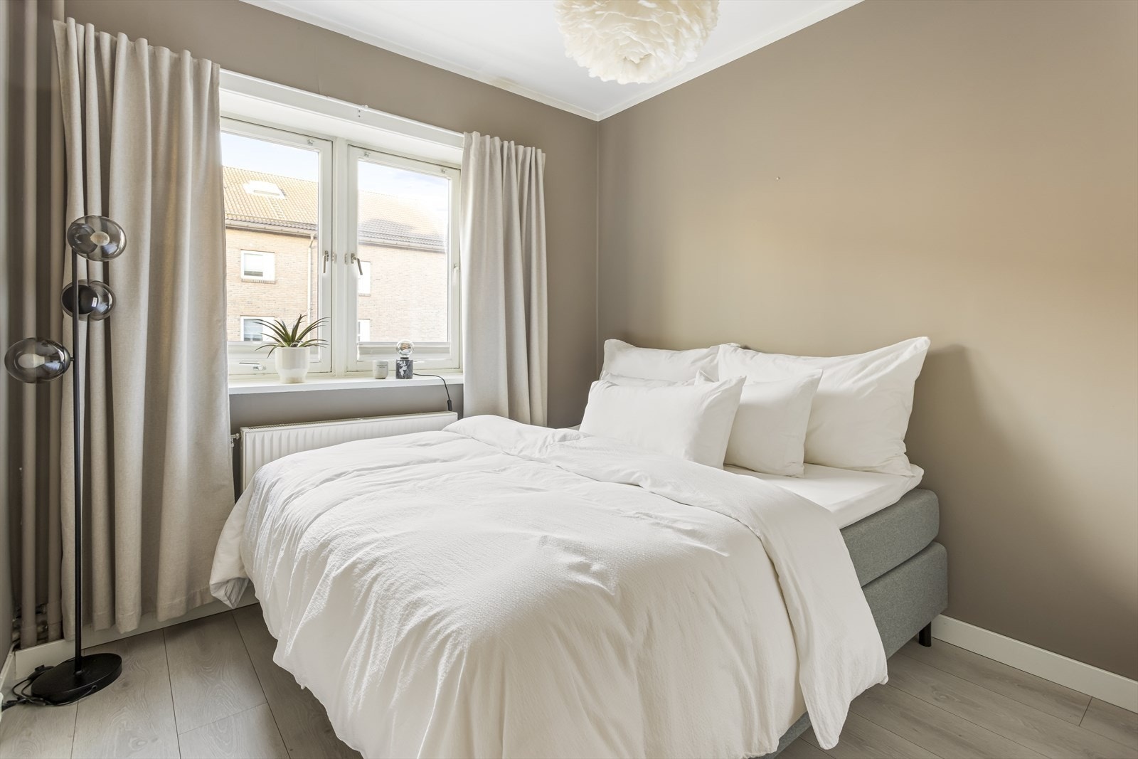 Leiligheten har et flott soverom som utmerker seg som både pent og romslig, med god plass til dobbeltseng og nattbord. Galleribilde