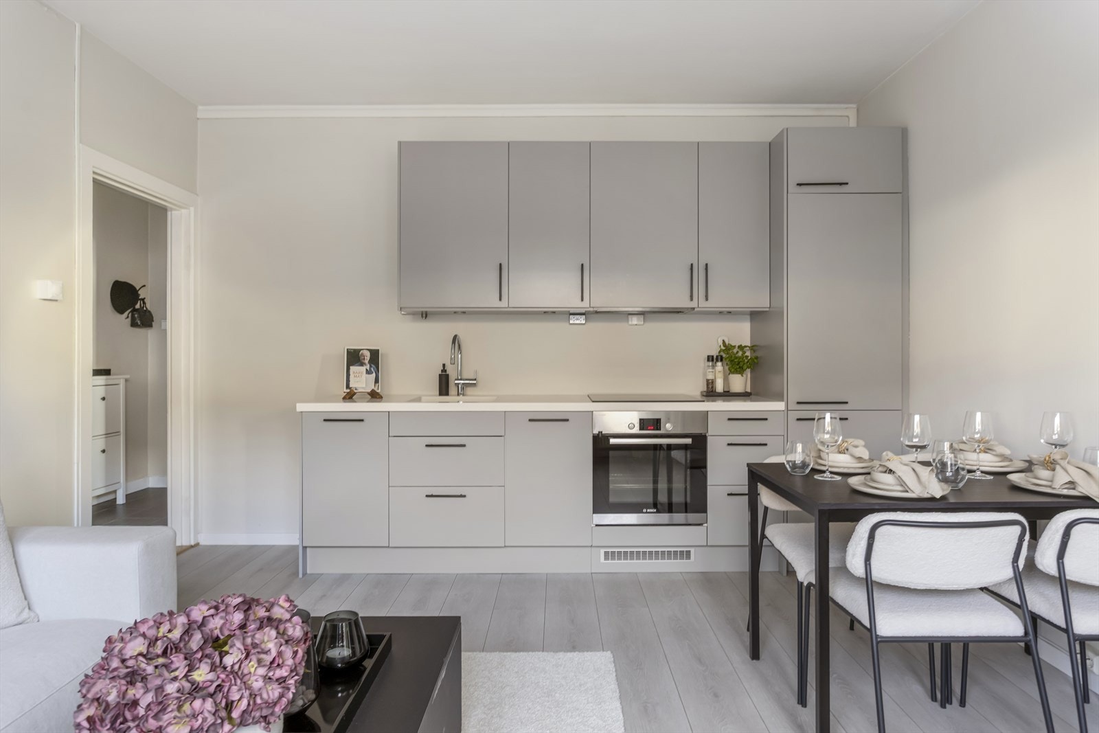 Den praktiske utformingen gir gode arbeidsflater og effektiv plassutnyttelse. Kjøkkenet er utstyrt med ventilator med kullfilter, integrert platetopp, stekeovn, oppvaskmaskin og kjøl-/fryseskap, samt installert komfyrvakt for ekstra sikkerhet. Galleribilde