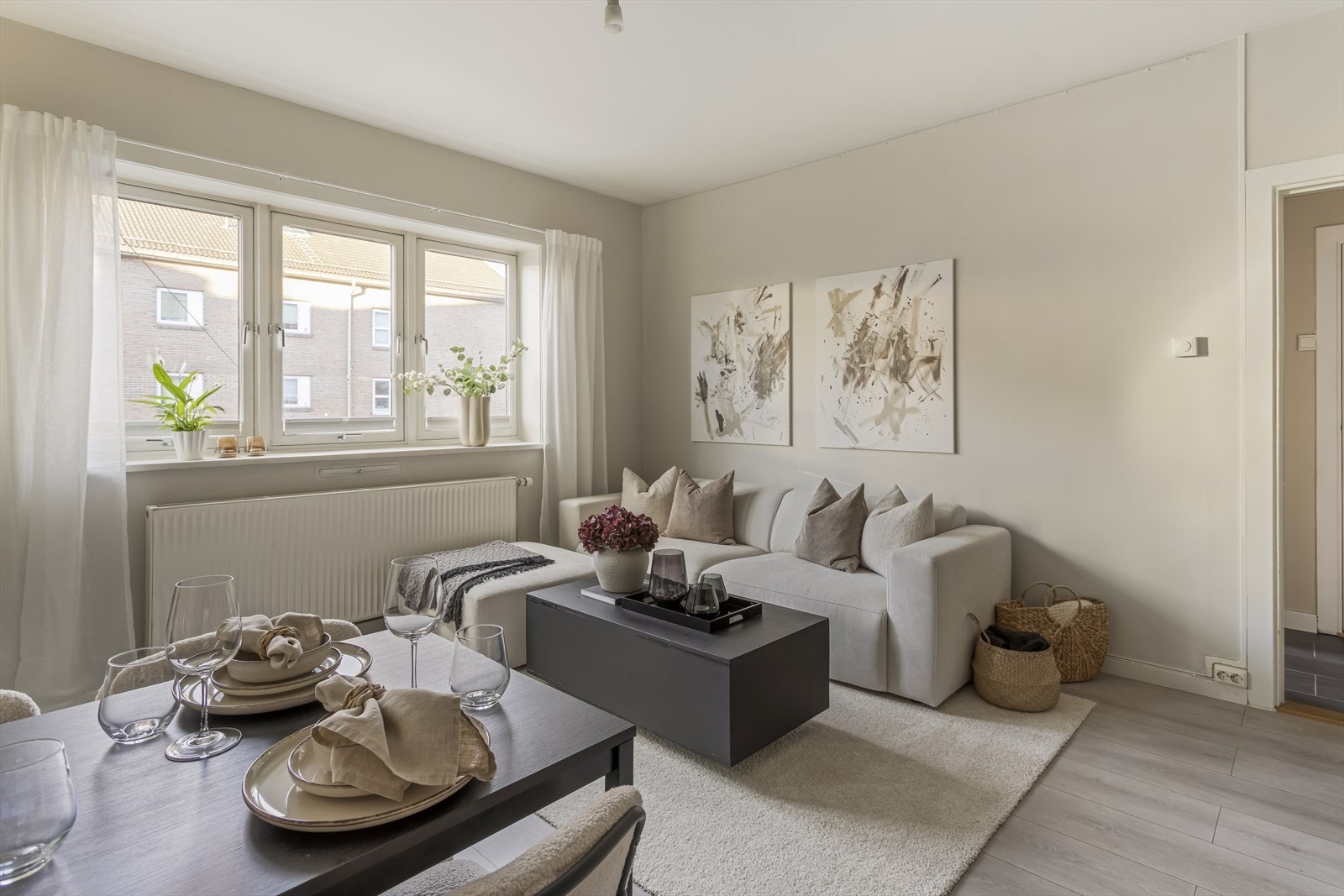 Innbydende stue med behagelig lysinnslipp og en lun atmosfære , perfekt for både hverdagsbruk og sosiale sammenkomster. Galleribilde