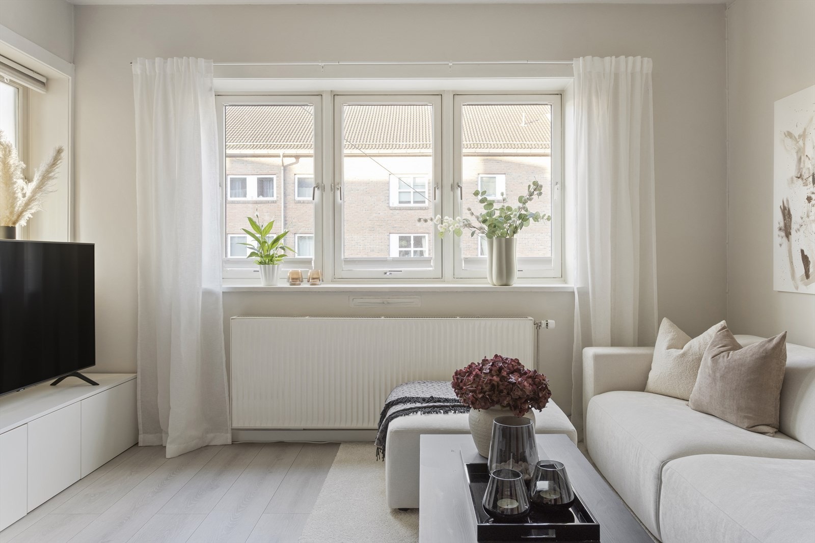 Store vindusflater slipper inn rikelig med naturlig lys og gir rommet en varm og behagelig følelse gjennom hele dagen. Galleribilde