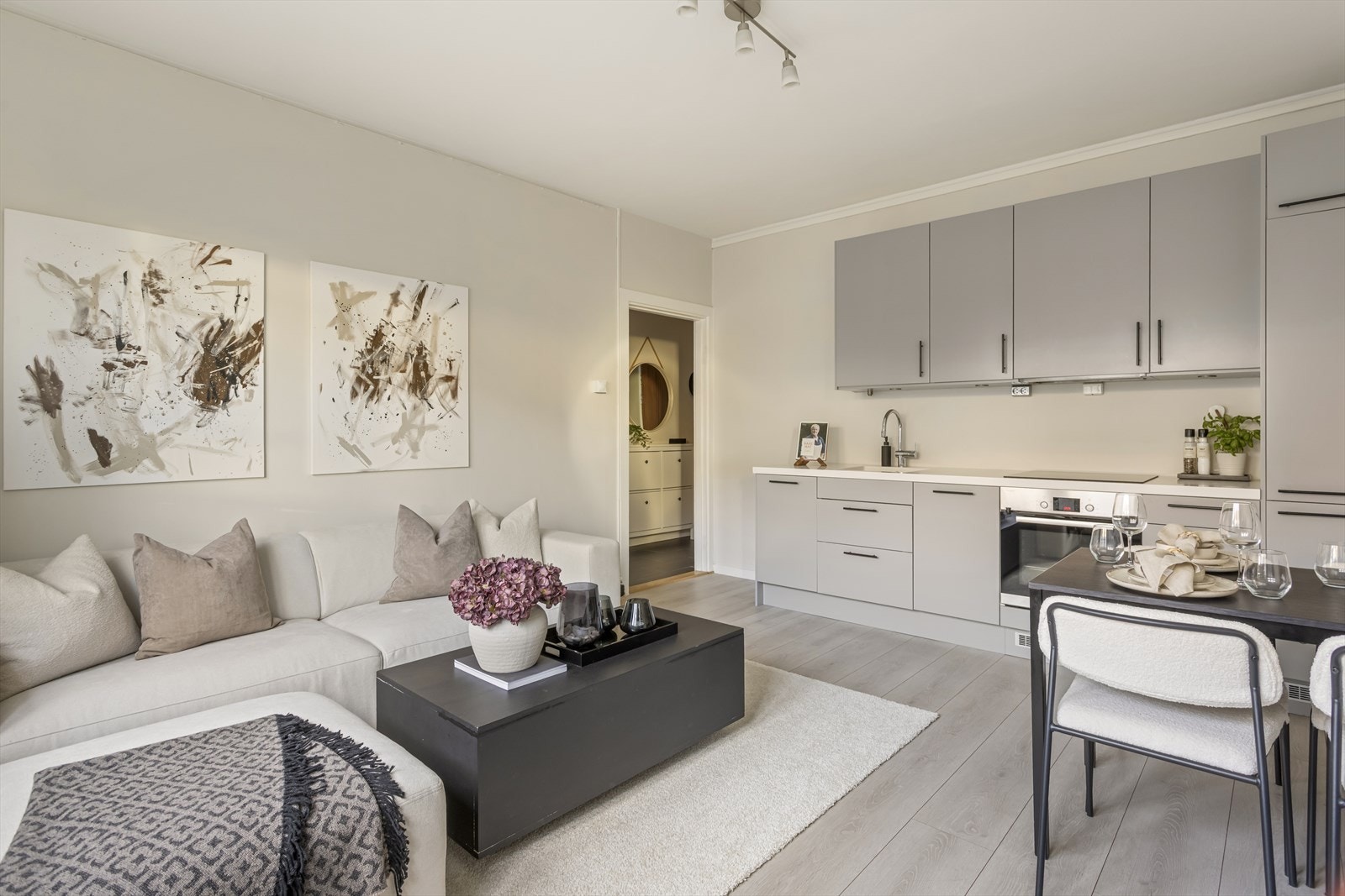 Stuen byr på en åpen stue-kjøkkenløsning som skaper en sosial og moderne atmosfære, hvor sonene glir sømløst over i hverandre. Galleribilde