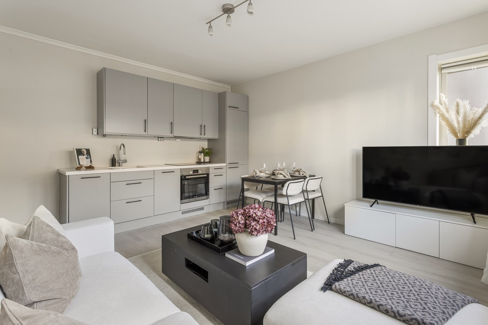 Her er det god plass til både en komfortabel sofagruppe og et romslig spisebord. Perfekt for både hverdagskos og hyggelige sammenkomster. Galleribilde