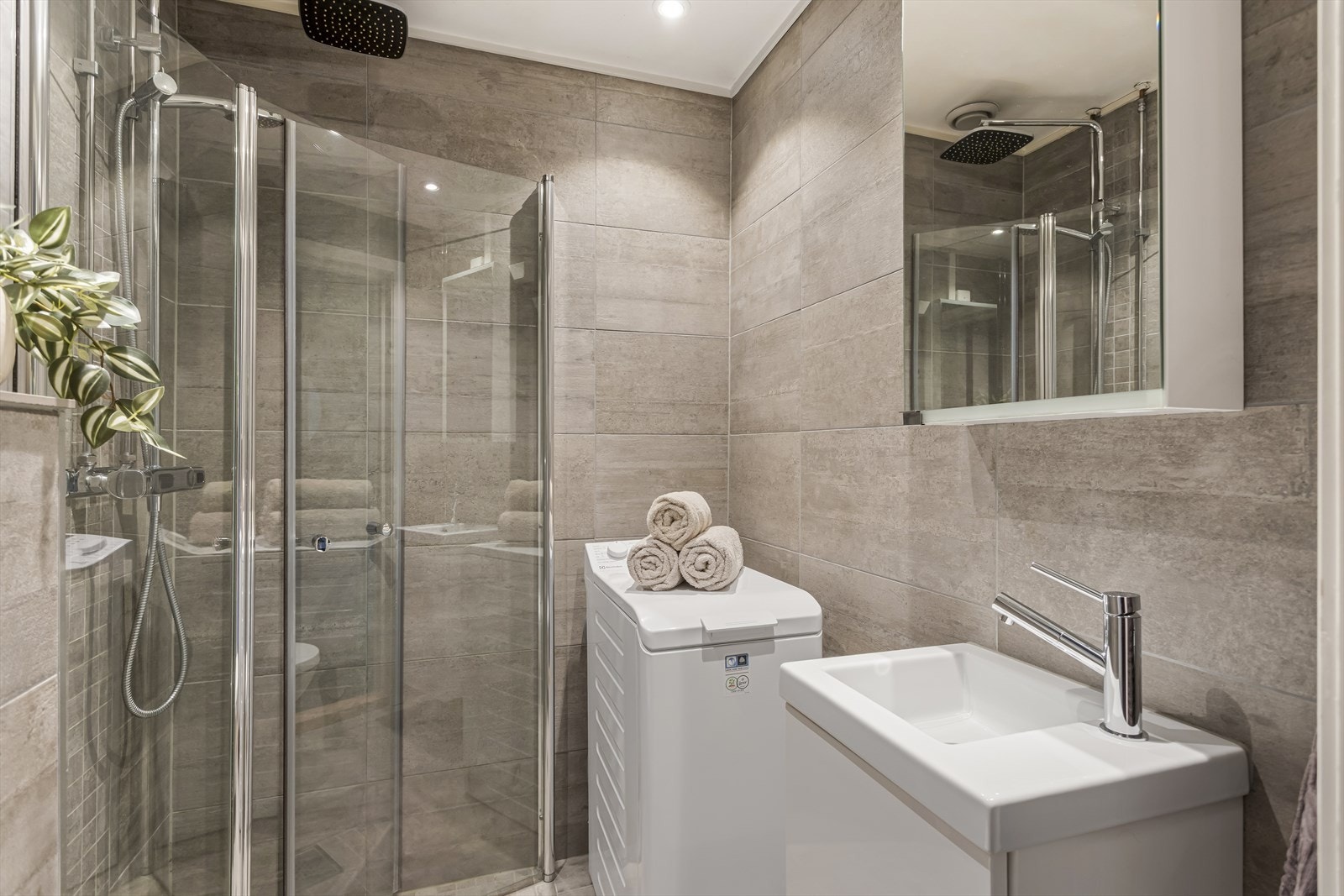 Delikat og moderne bad oppgradert i 2016 med flislagt gulv, flislagte vegger og malt himling med integrert belysning. Galleribilde