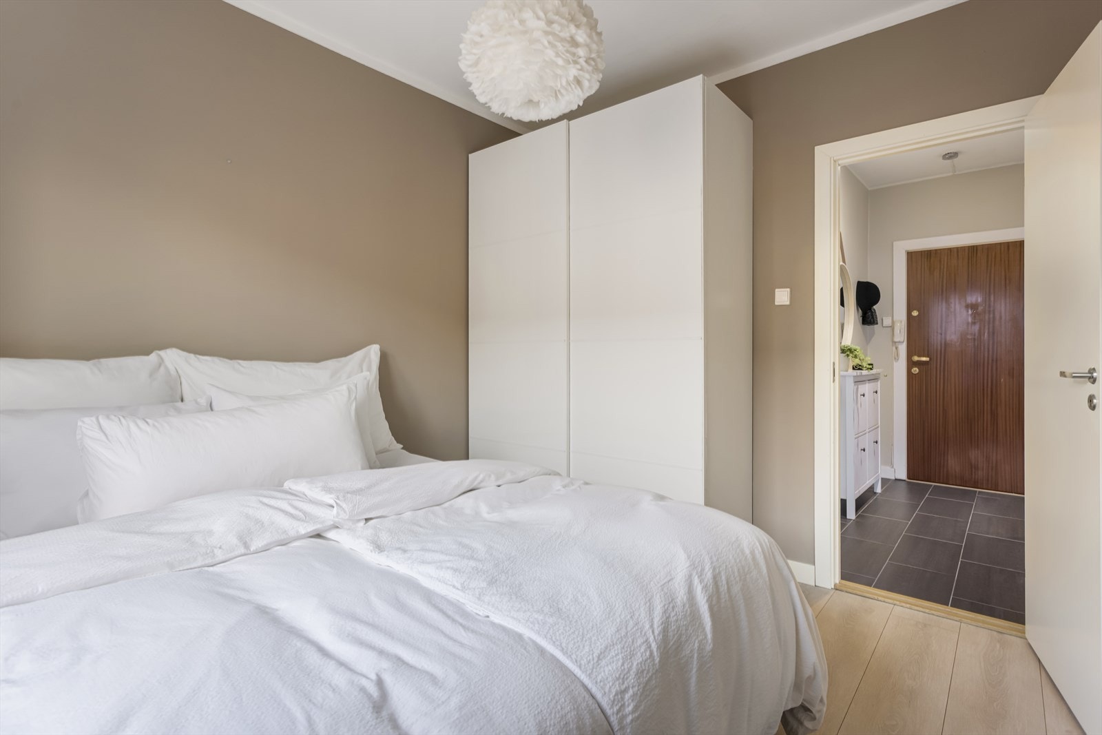 Soverommet oppleves som romslig med god plass til garderobe. Nøytrale fargetoner gir en lun og avslappende atmosfære. Galleribilde