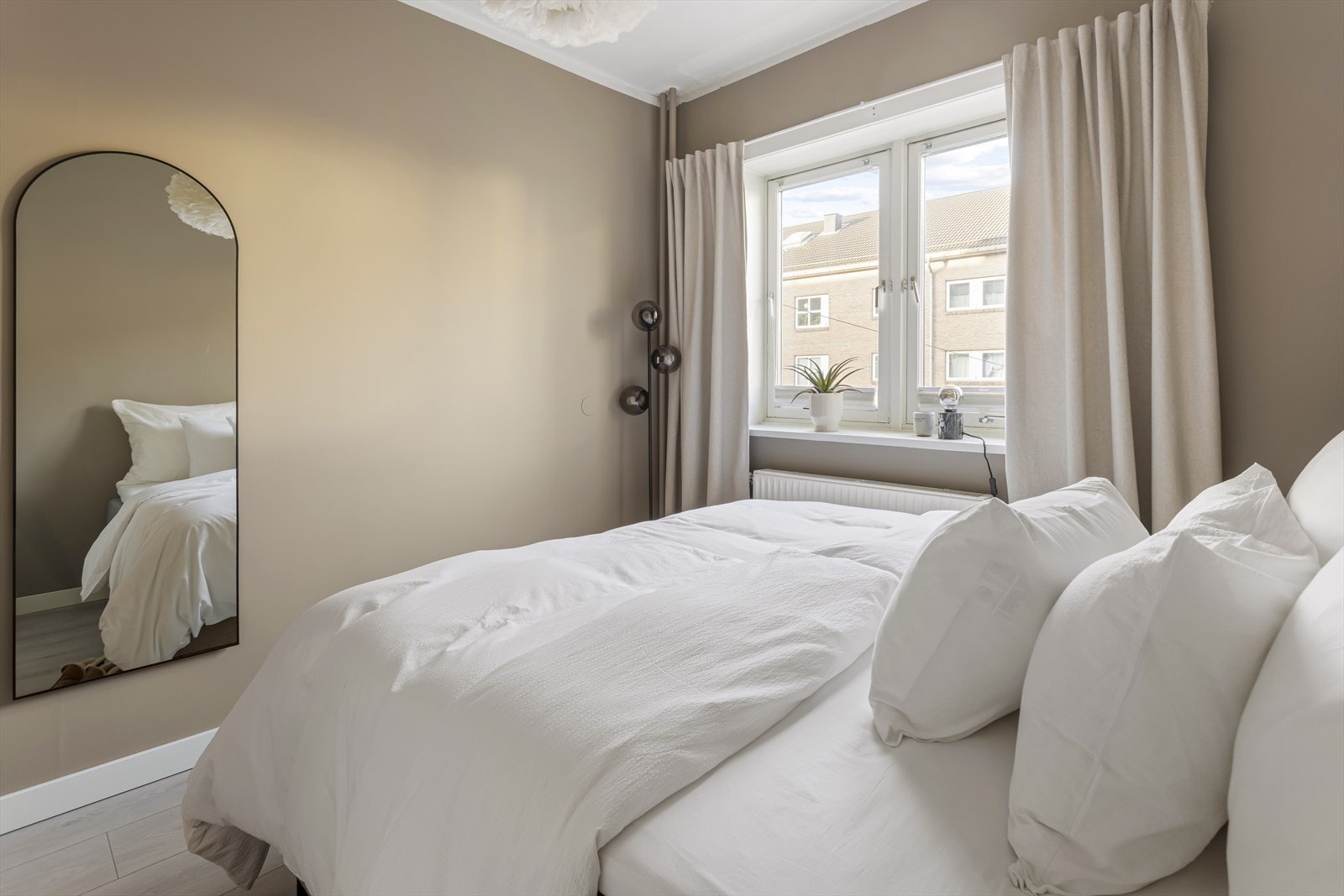 Det store vinduet slipper inn rikelig med naturlig lys og skaper en behagelig atmosfære. Galleribilde