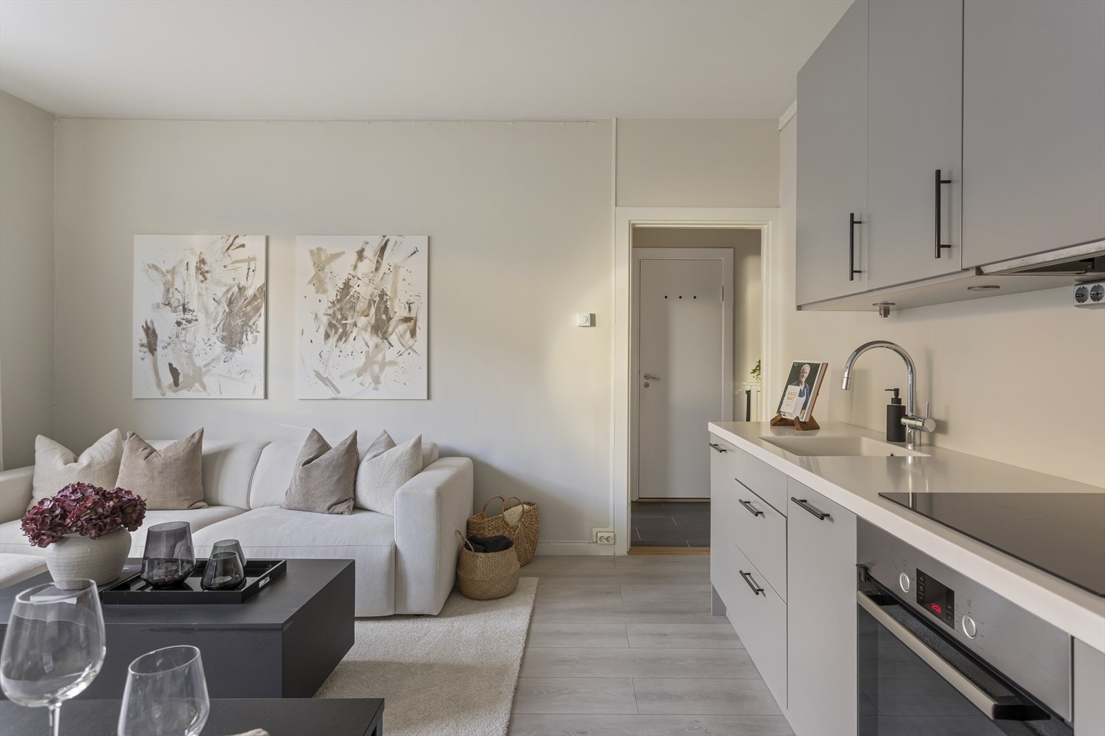 Rommet har en smart og gjennomtenkt planløsning som gjør det enkelt å innrede med ulike soner. Galleribilde