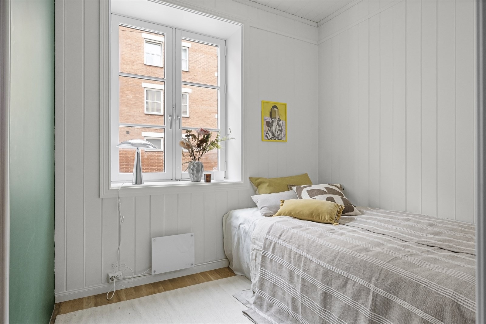 Det andre soverommet har panel på veggene. Galleribilde