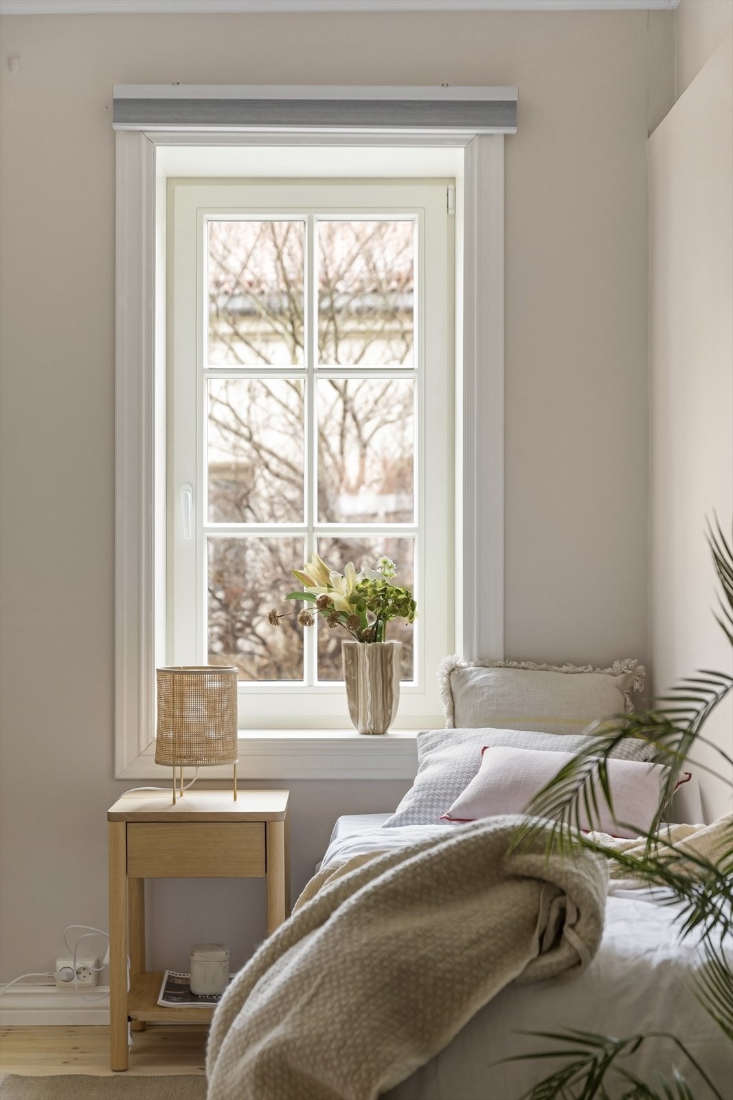 Lyse overflater og godt lysinnslipp preger soverommet. Galleribilde