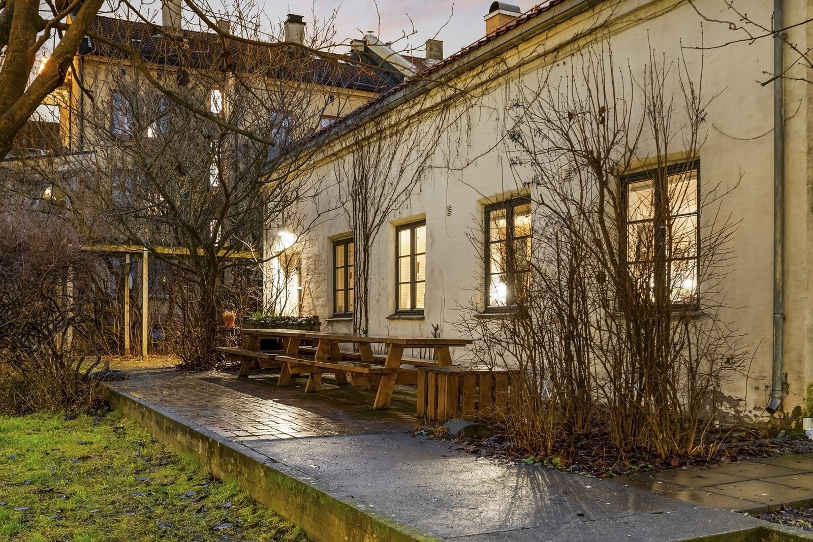 I bakgården er det felles sittegrupper tilgjengelig for beboerne. Galleribilde