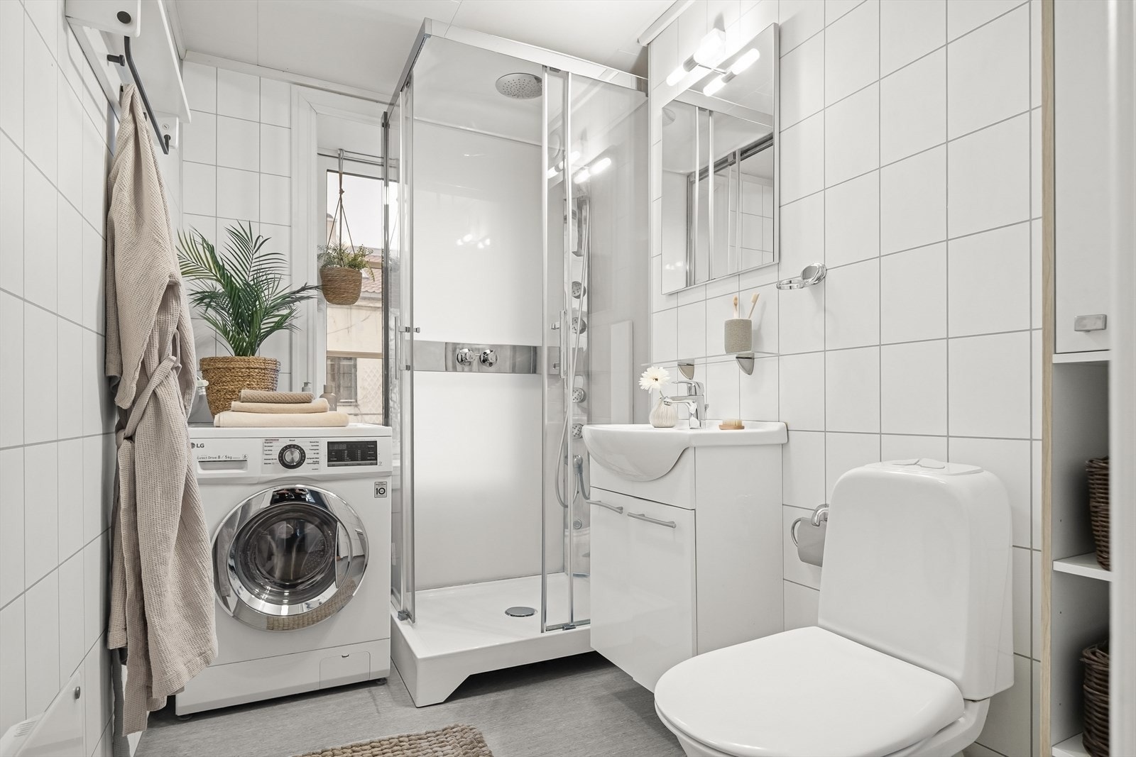 Badet er innredet med servantmøbel, toalett og dusjkabinett. Galleribilde