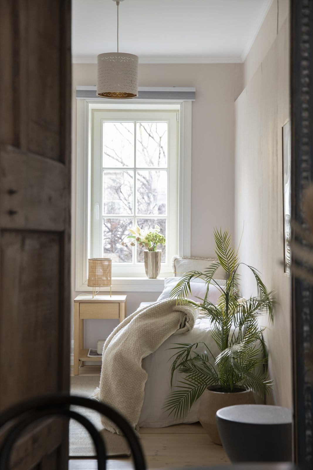 En eldre innerdør med utskjæringer leder inn til ett av soverommene. Galleribilde