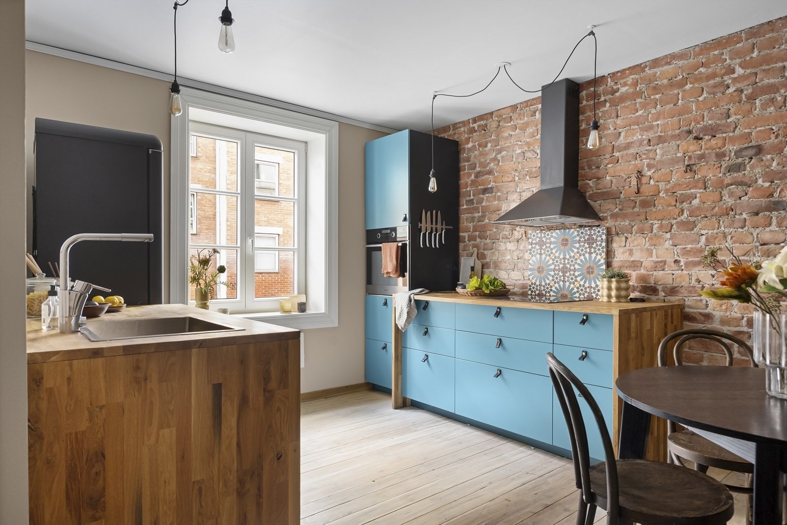 Kjøkkenet fra 2016 har innredning med glatte fronter og benkeplate i heltre. Galleribilde