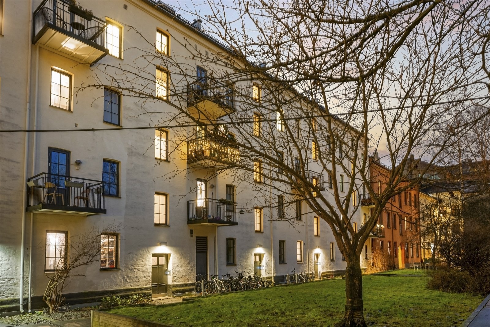 Sameiet har en pent opparbeidet bakgård, skjermet fra gaten. Galleribilde