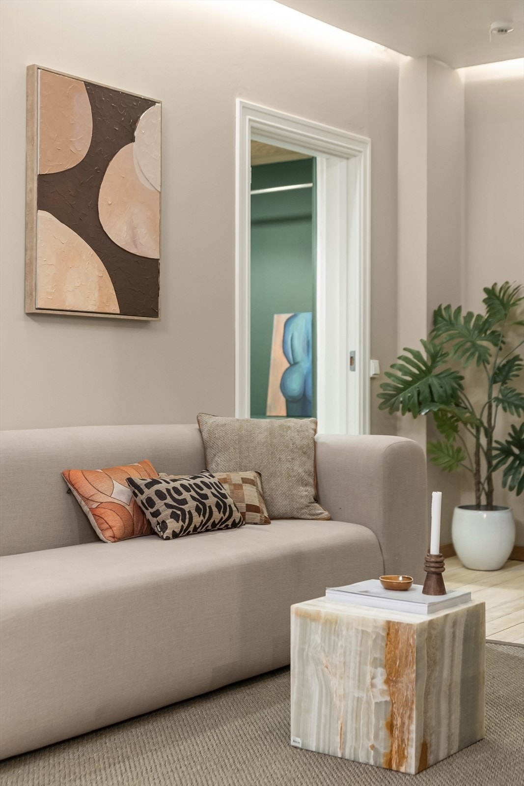 Lyse og tidsriktige fargevalg på de glattmalte veggflatene. Galleribilde