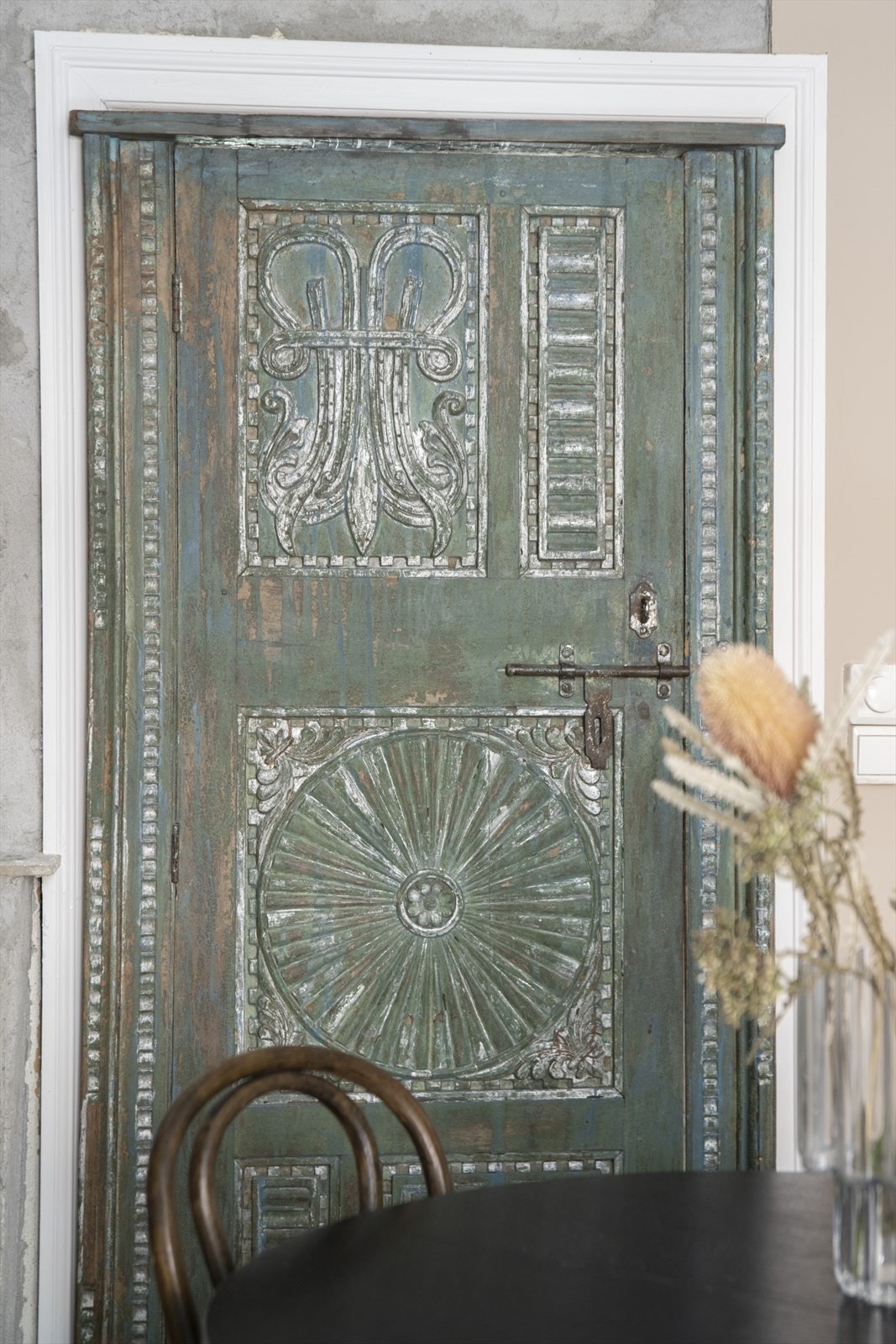 En annen av leilighetens unike, eldre dører med flotte utskjæringer. Galleribilde