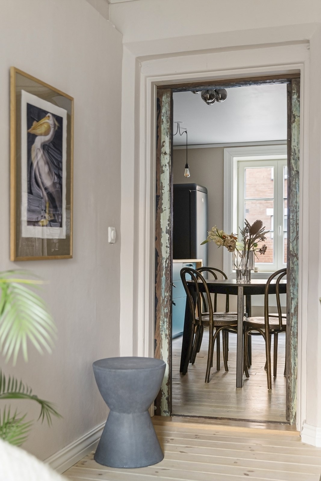 Den bevarte, eldre dørkarmen gir rommet et særpreg. Galleribilde