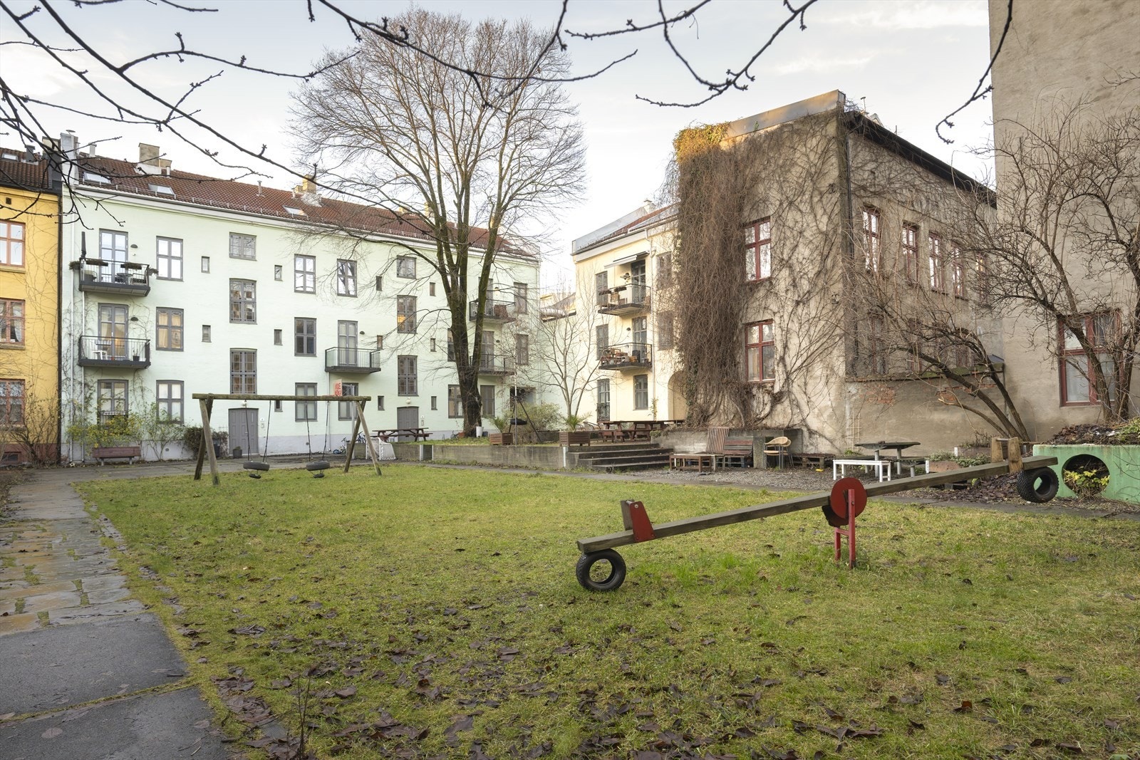 Leiligheten disponerer en bod på loftet og en i kjelleren for ekstra lagring. Galleribilde