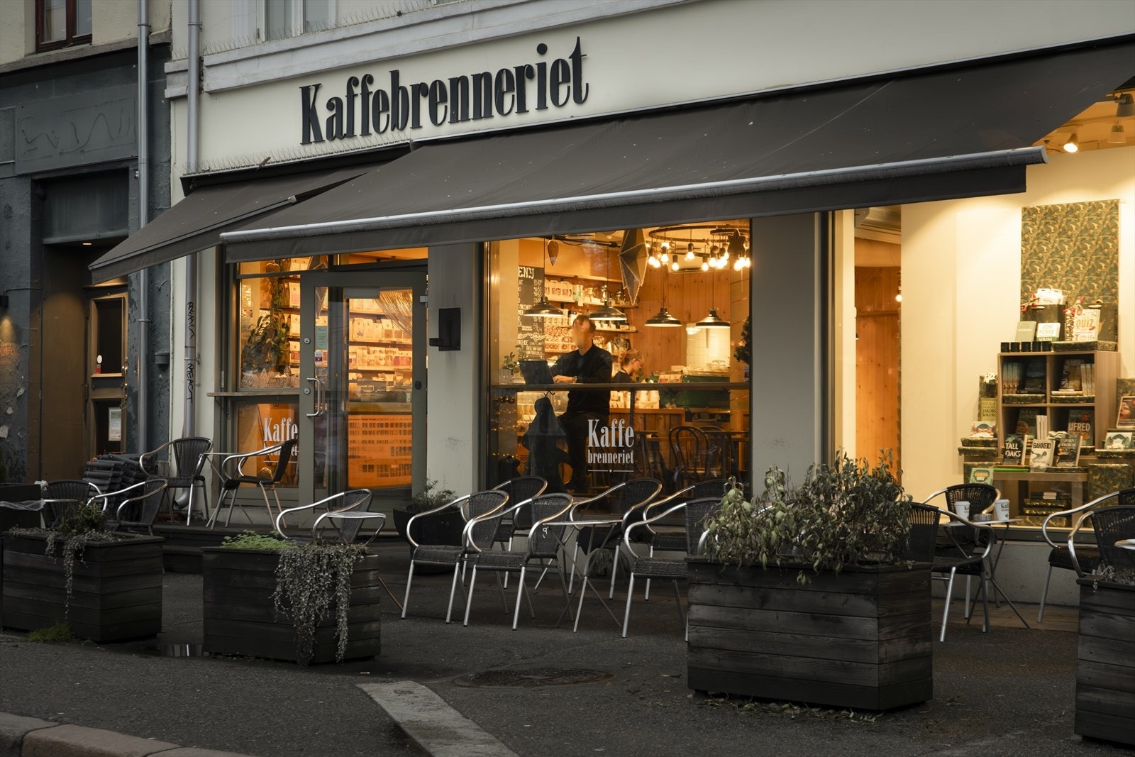 Området byr på et yrende liv med et rikt utvalg av kafeer, restauranter og butikker. Galleribilde