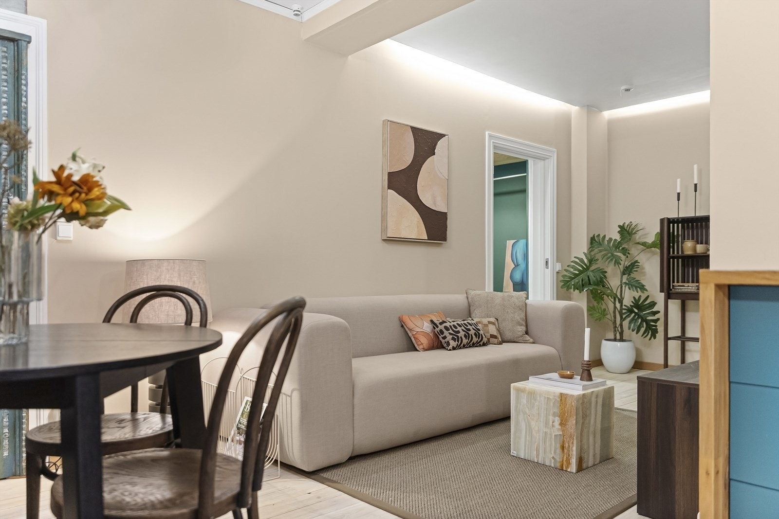 En gjennomgående 3-roms leilighet med arealeffektiv planløsning og en takhøyde på 2,50 meter. Galleribilde