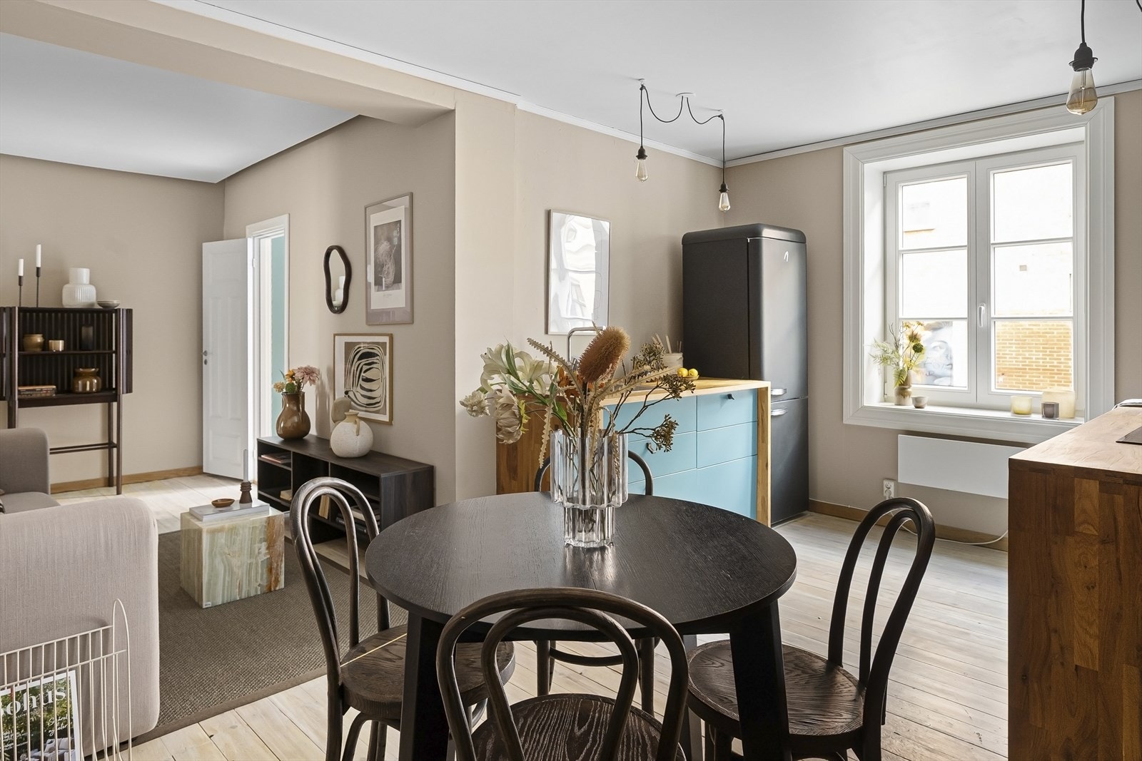 Her er det integrert stekeovn, platetopp og oppvaskmaskin, samt installert vannvakt. Galleribilde