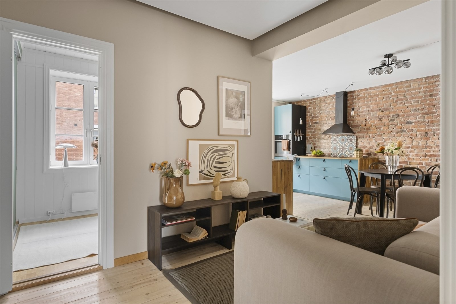 Stue og kjøkken i åpen løsning utgjør et sosialt allrom på nesten 24 m². Galleribilde