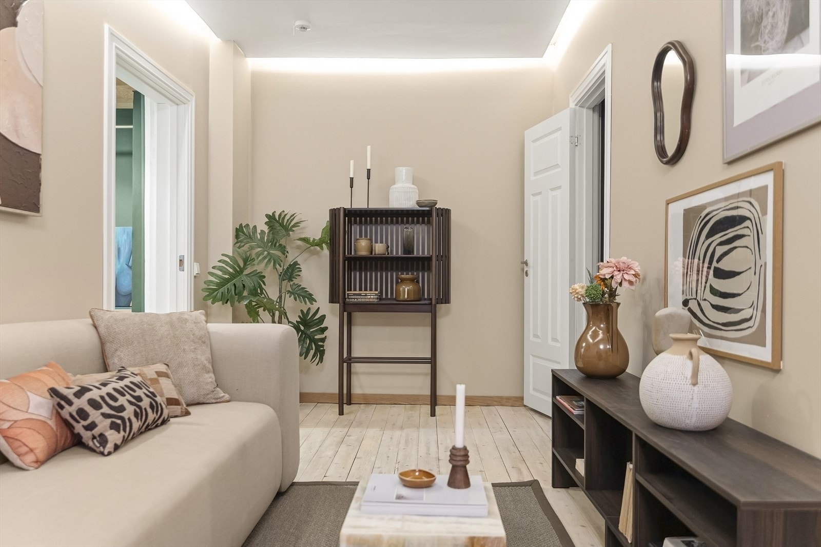 Gjennomgående heltregulv og parkett på gulvene. Galleribilde