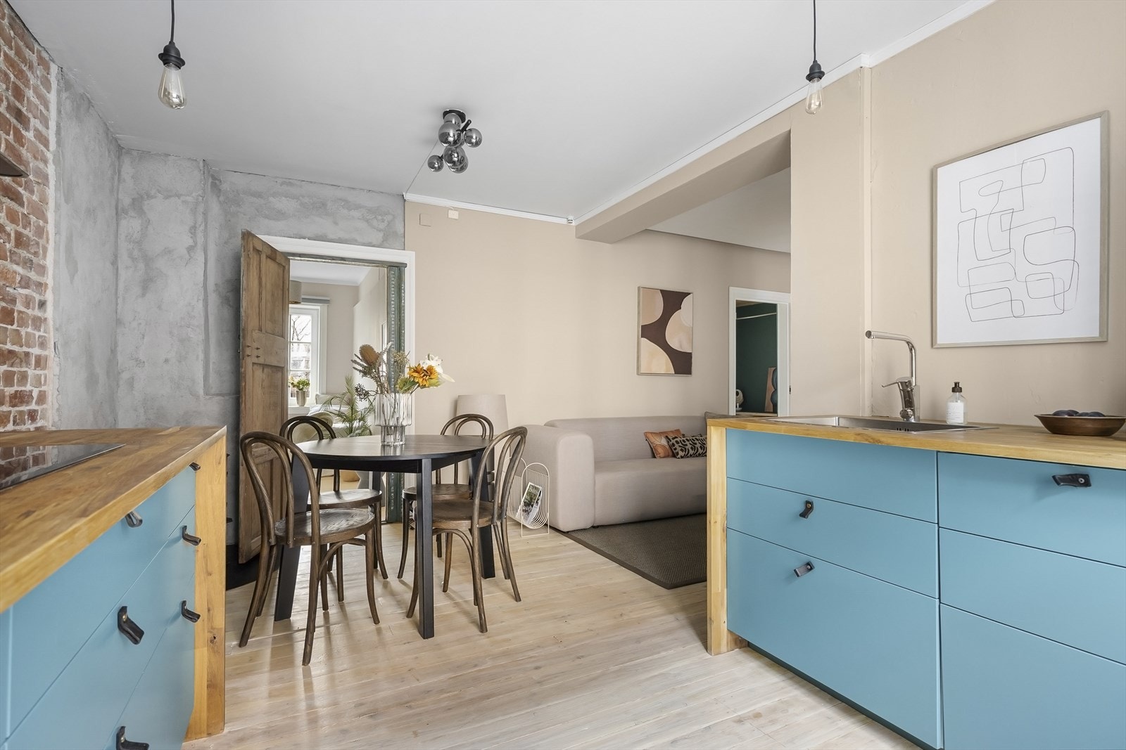 Fra allrommet er det tilgang til leilighetens øvrige rom. Galleribilde