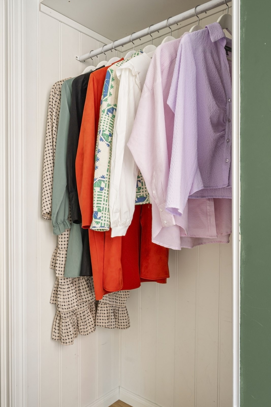 Her er det etablert en praktisk skyvedørsgarderobe for oppbevaring. Galleribilde