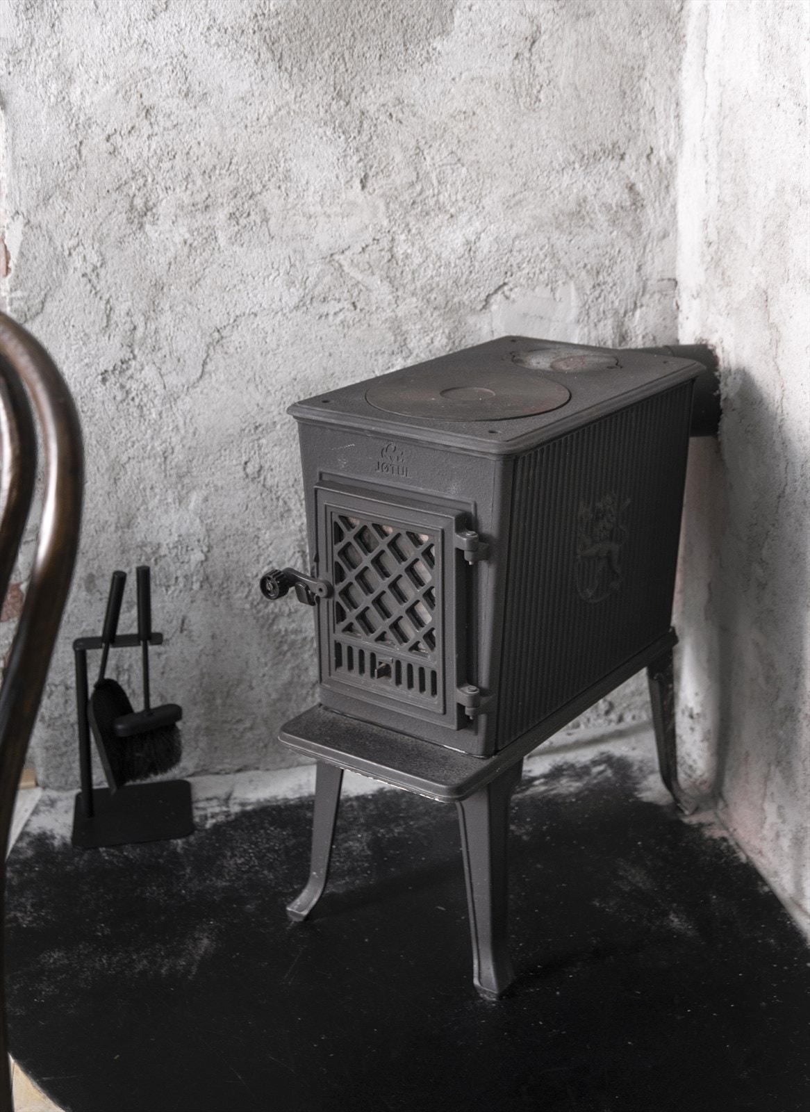 En vedovn fra 2016, med rehabilitert pipe, sørger for god varme. Galleribilde