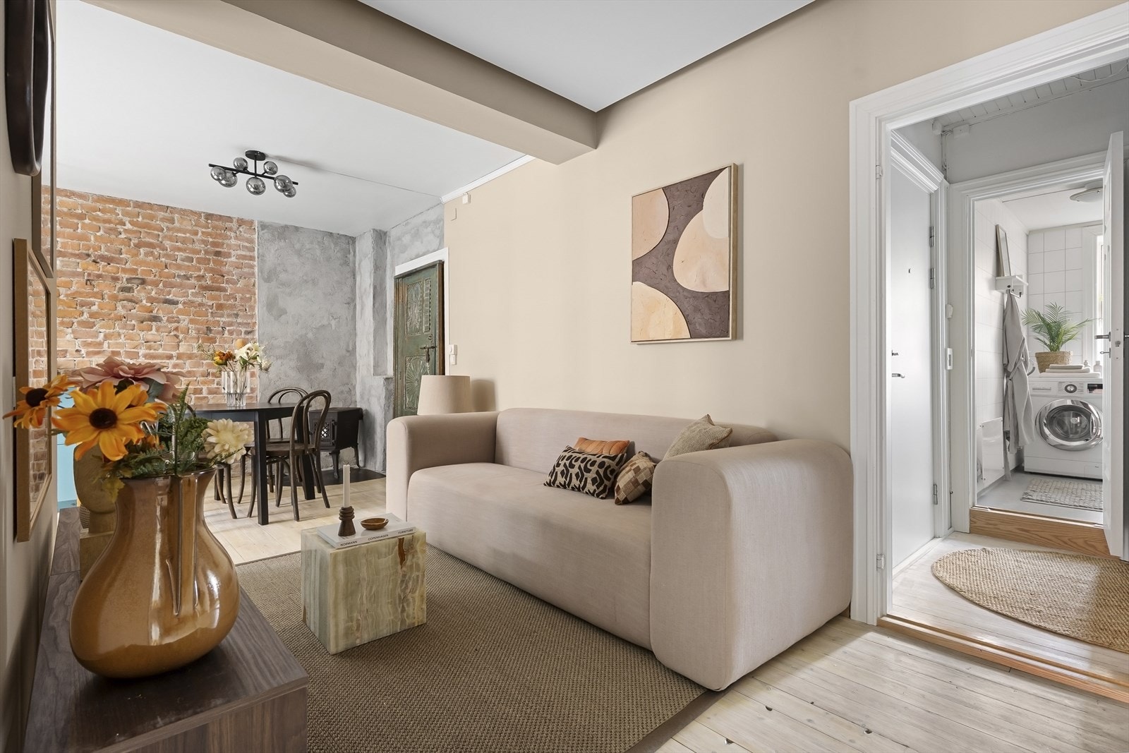 Rommet er enkelt å møblere med plass til både sofagruppe og spisebord. Galleribilde