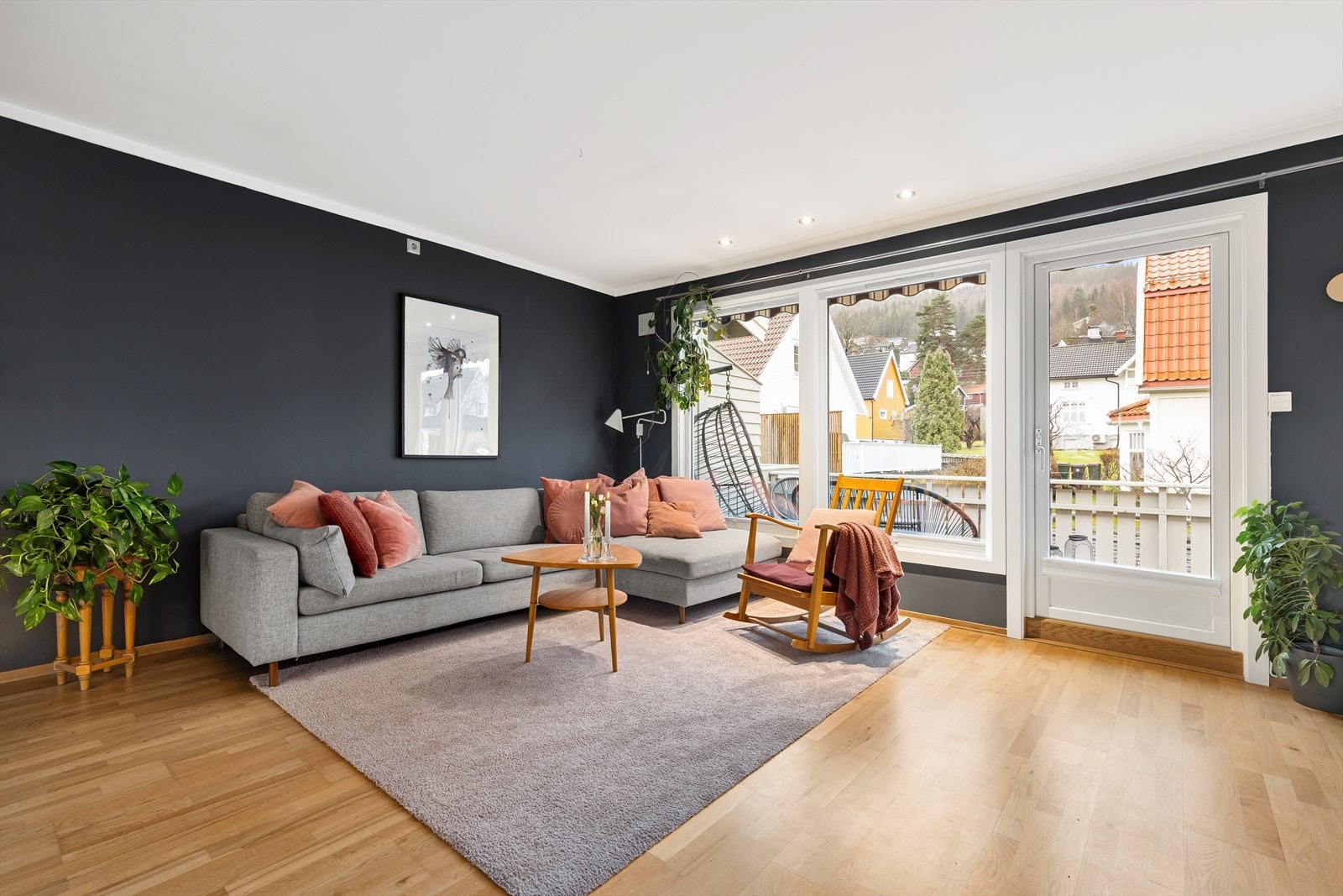 Stuen fremstår som romslig og byr på flere møbleringsmuligheter. Galleribilde