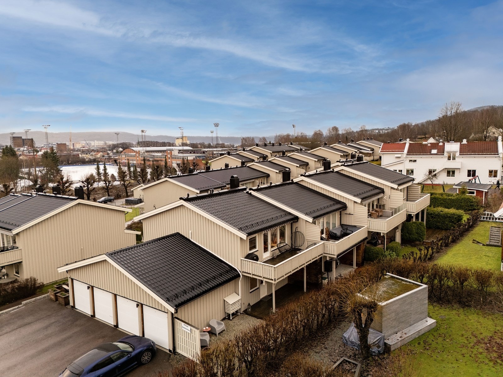 Med boligen følger det garasjeplass rett utenfor. Galleribilde