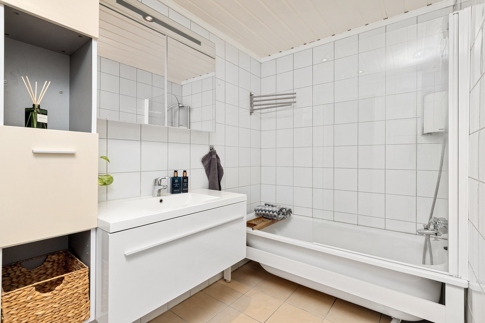 Moderne og pen baderomsinnredning. Galleribilde