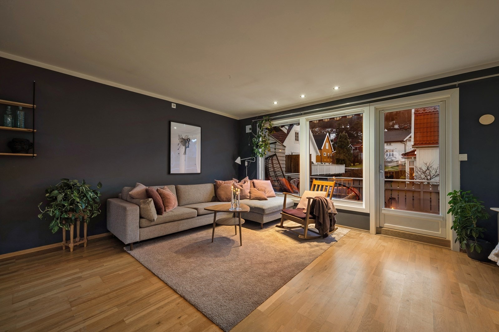 Lun kveldsstemning i stuen. Flotte detaljer med downlights i tak. Galleribilde