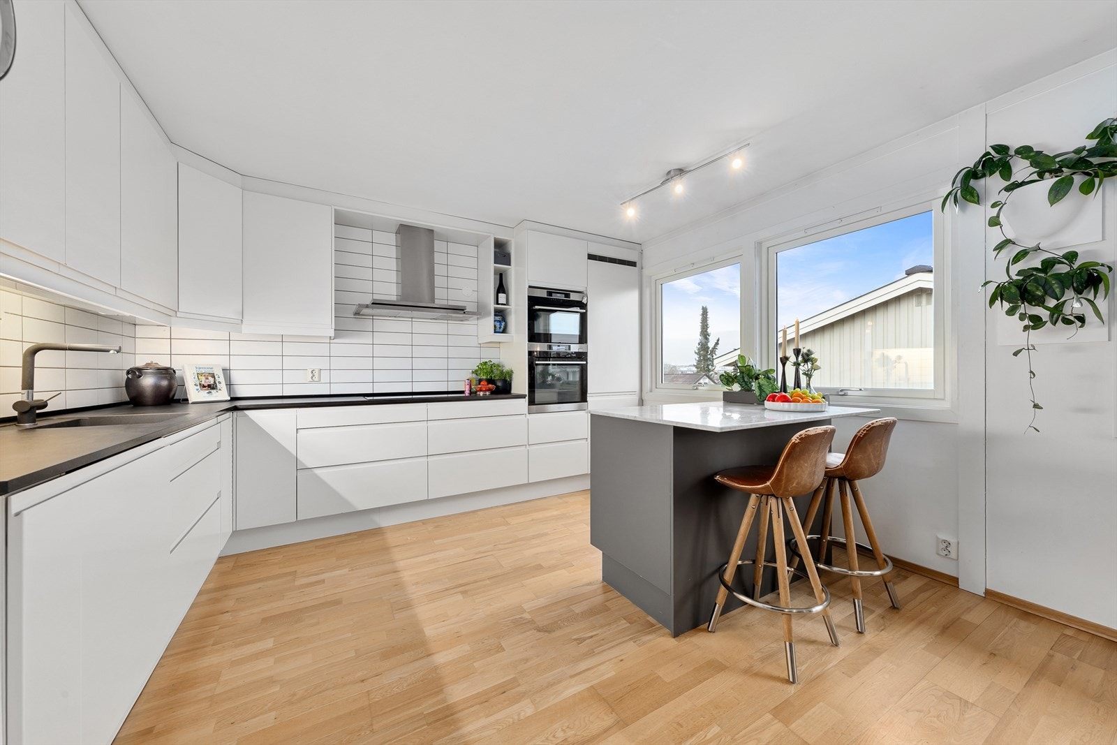 Stilrent og moderne Sigdal-kjøkken fra 2011. Her har en alt en måtte trenge av både skap-, skuff- og benkeplass. Galleribilde