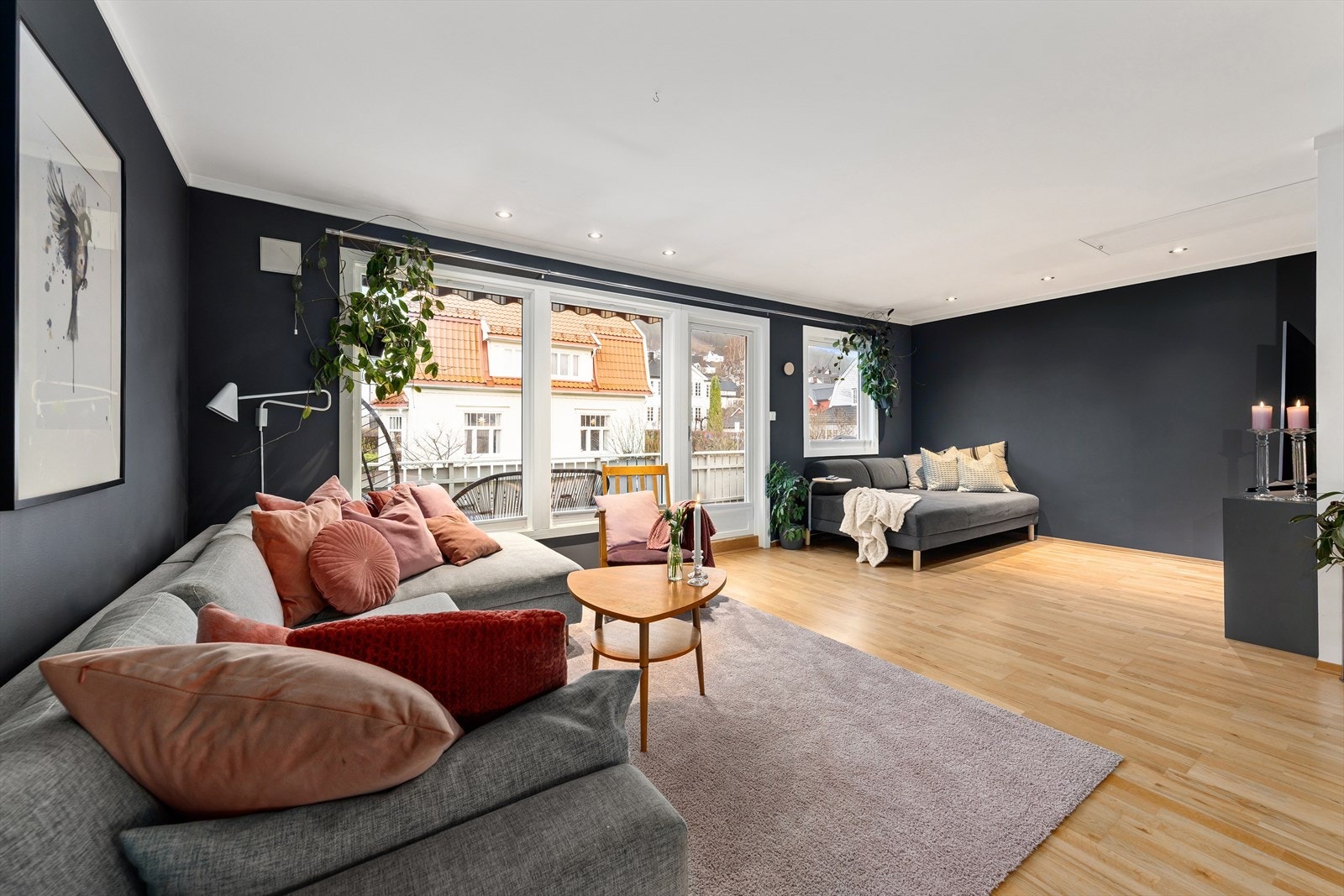 Gode vindusflater sørger for at rommet får godt med naturlig lys. Galleribilde