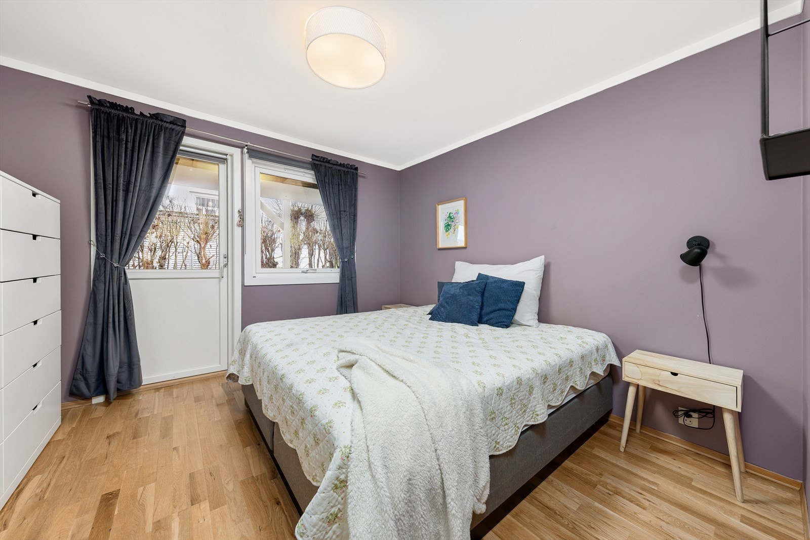 Hovedsoverommet er romslig og byr på videre utgang til terrasse og uteområde. Galleribilde