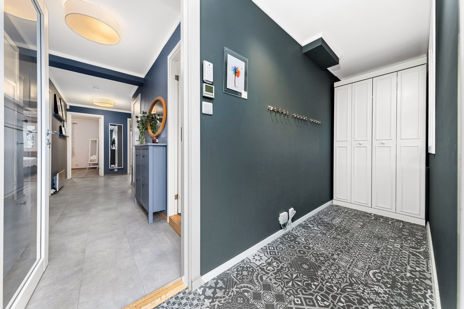 Velkommen inn! Lys og hyggelig entré med plass for gode garderobe- og opphengsløsninger. Galleribilde