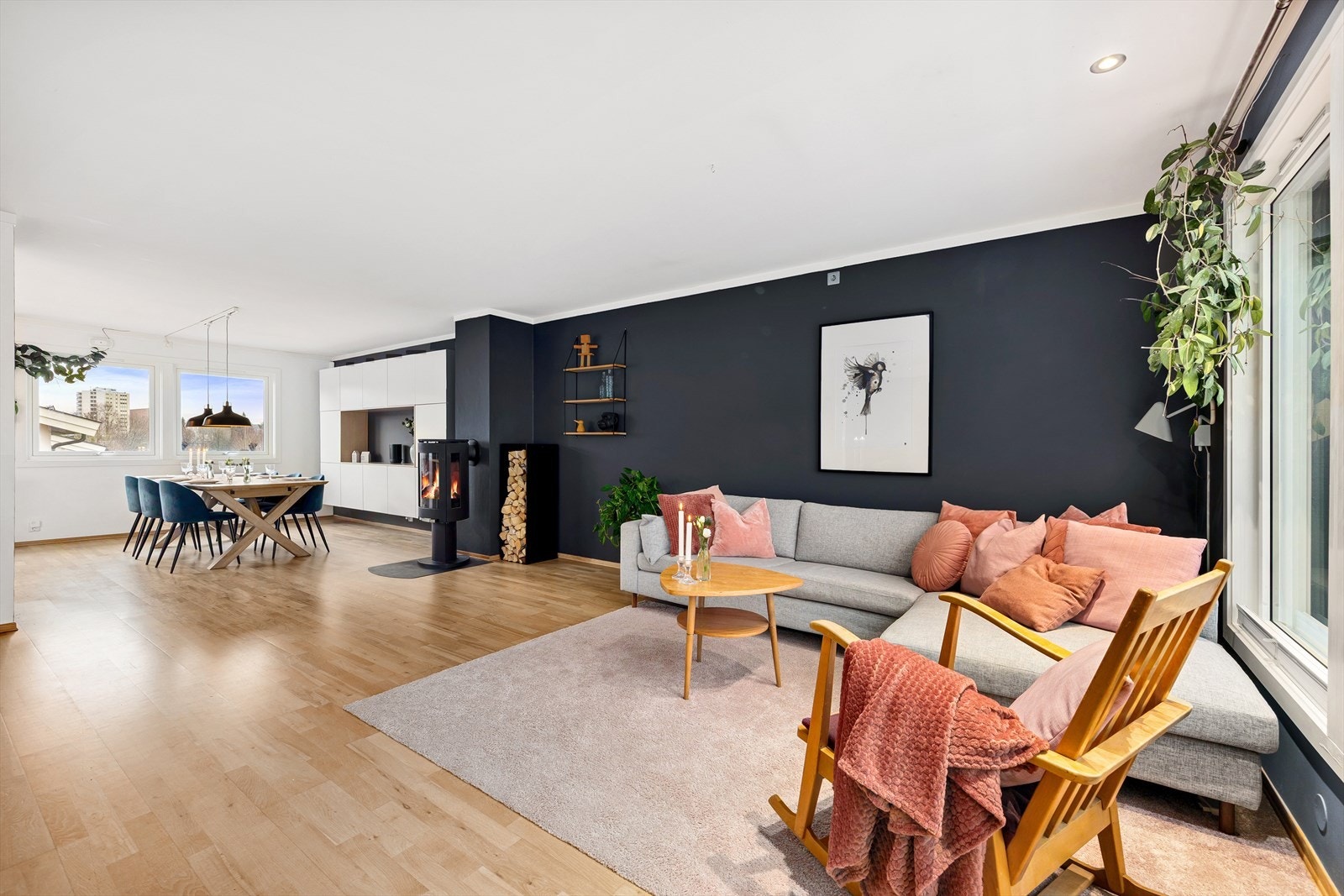 Stuen byr på en åpen og luftig atmosfære. Galleribilde