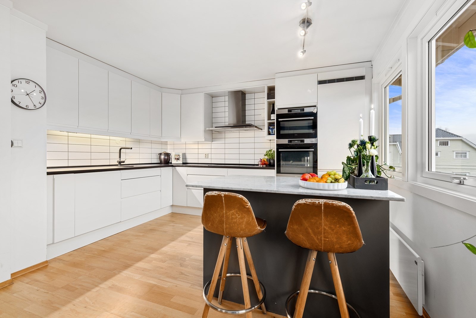 Integrerte hvitevarer som stekeovn, platetopp, micro, oppvaskmaskin og kjøl/frys. Hvitevarene er fra Miele og AEG, og flere av disse har blitt byttet de seneste årene. Galleribilde