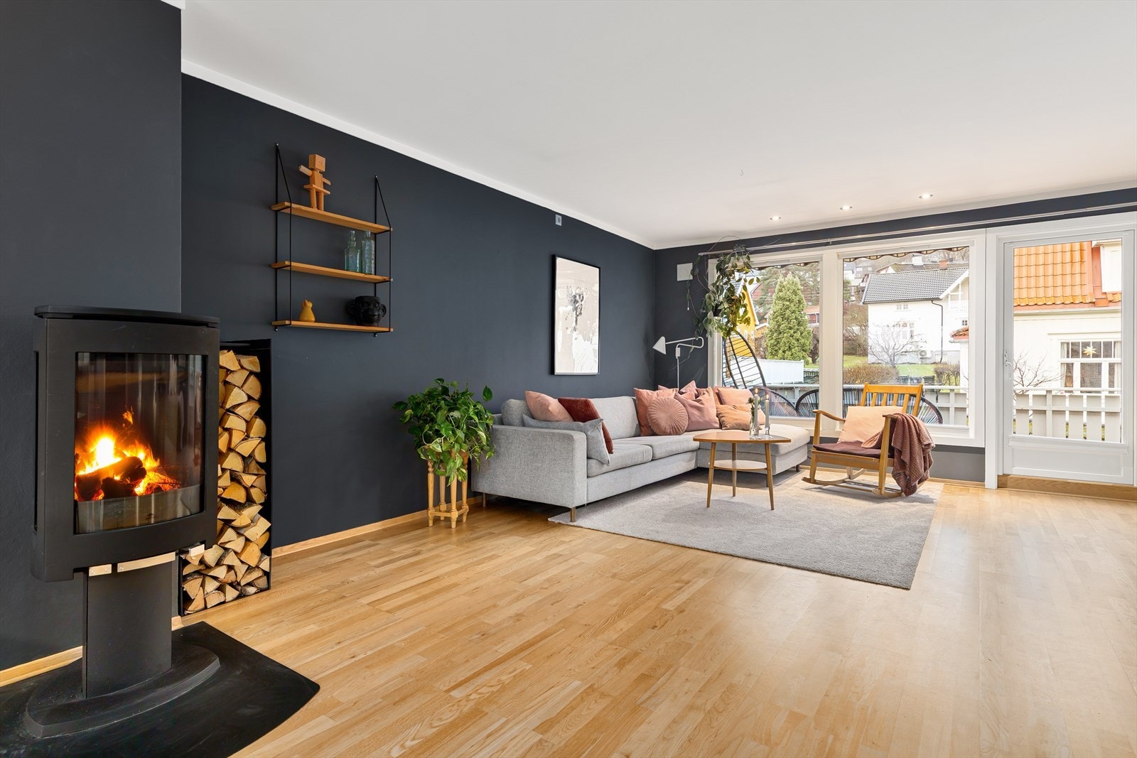 Peisovnen er selve hjertet i rommet og bidrar til å varme opp både rom og stemning. Galleribilde