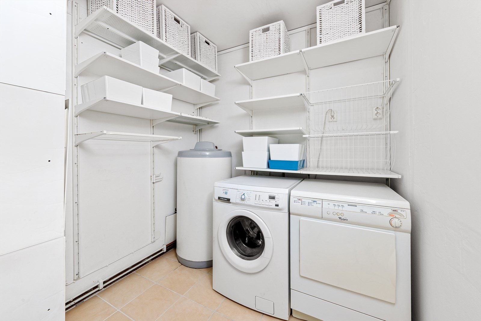 Separat vaskerom med opplegg for både vaskemaskin og tørketrommel. Galleribilde